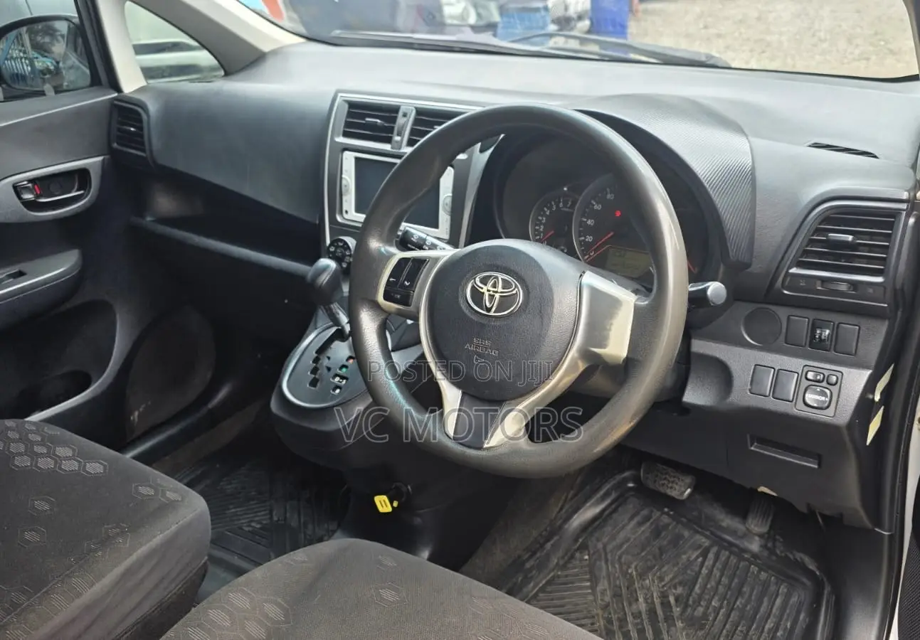 Toyota Ractis 1.3 FWD 2012 Silver