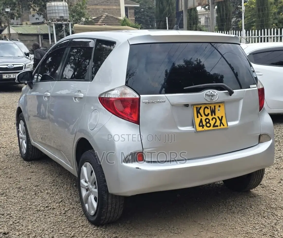 Toyota Ractis 1.3 FWD 2012 Silver