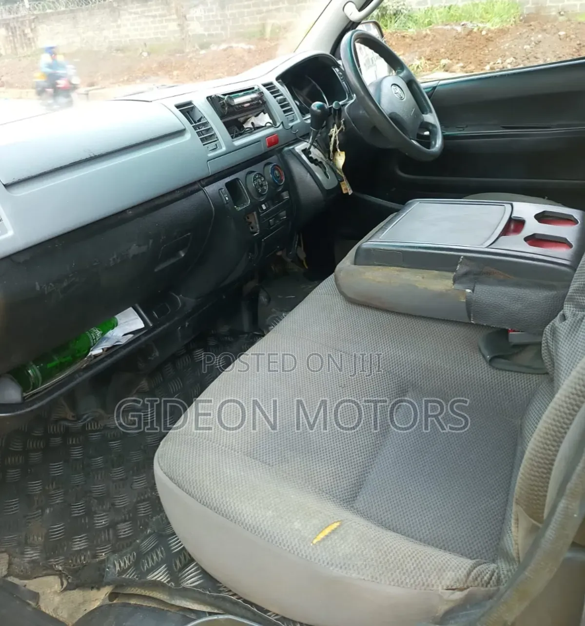Toyota HiAce 2013 Yellow