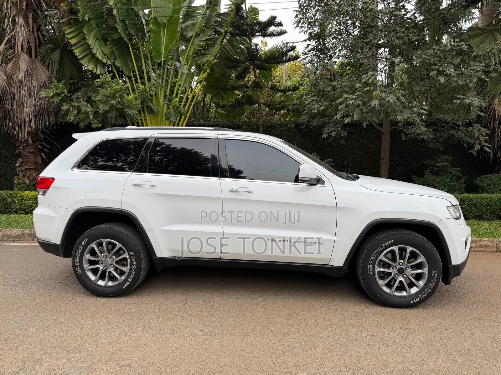 Jeep Grand Cherokee Laredo 4dr SUV 4WD (3.6L 6cyl 8A) 2015 White