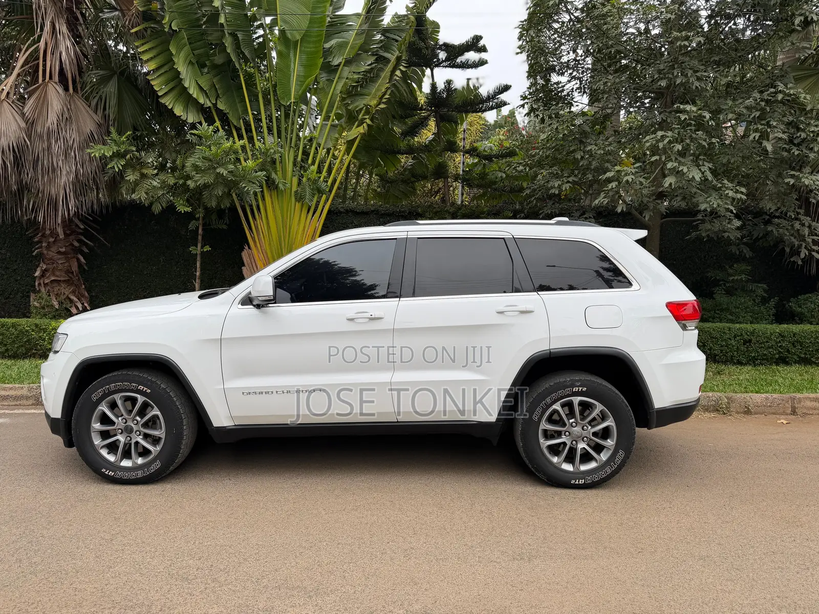 Jeep Grand Cherokee Laredo 4dr SUV 4WD (3.6L 6cyl 8A) 2015 White