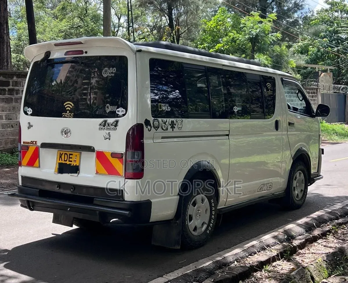 Toyota HiAce 2014 White