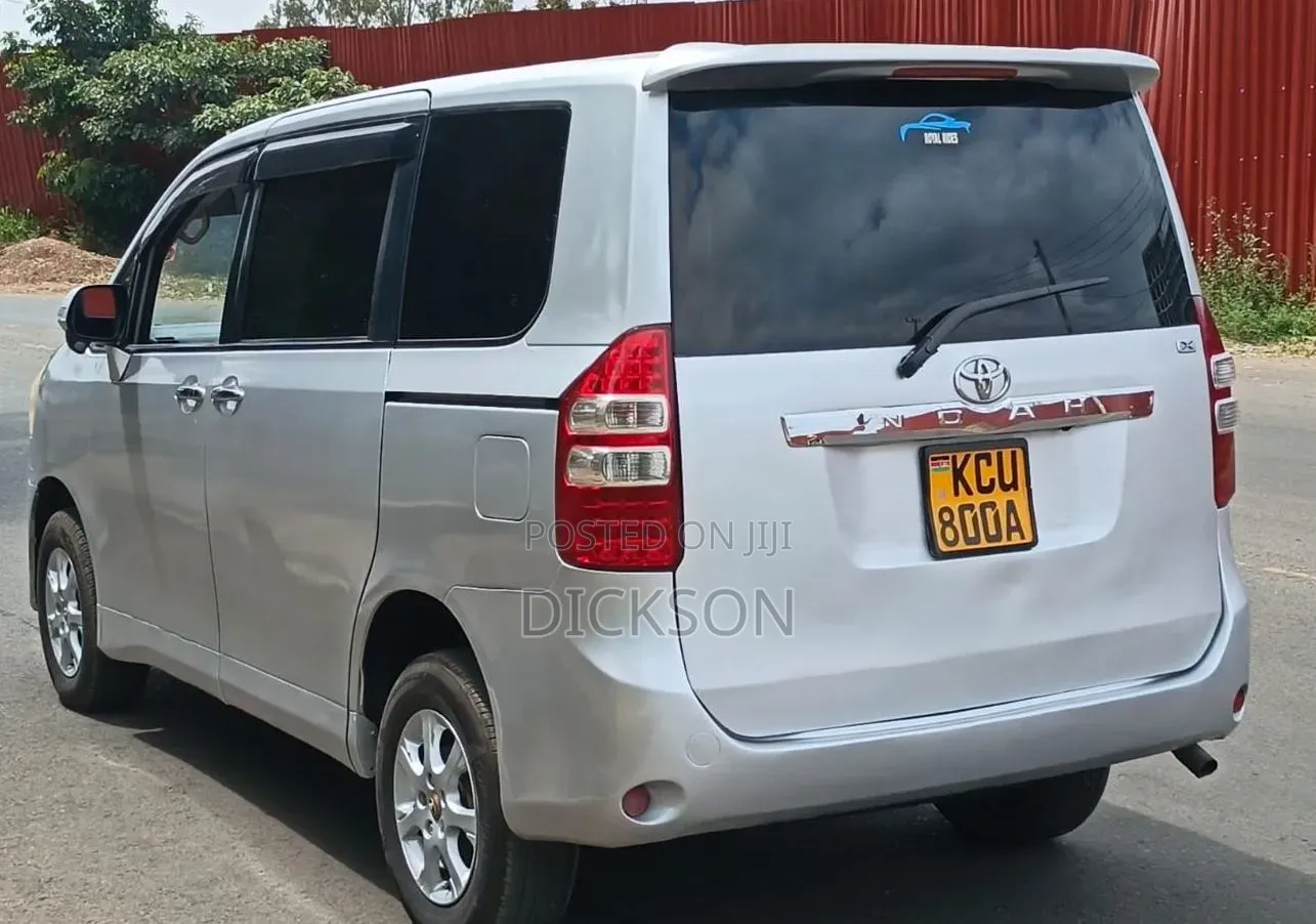 Toyota Noah 2012 Silver