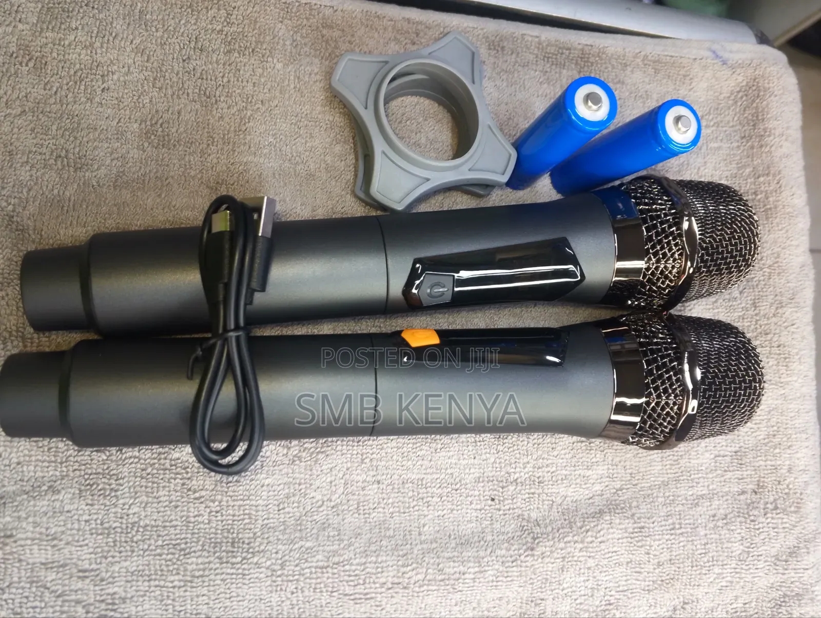Portable Black Wireless Microphone Suitable for Indoor and Outdoor