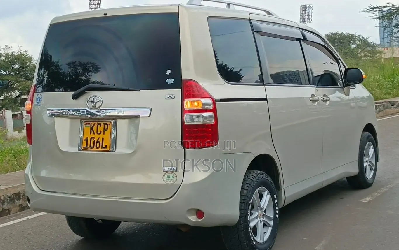 Toyota Noah 2011 Silver