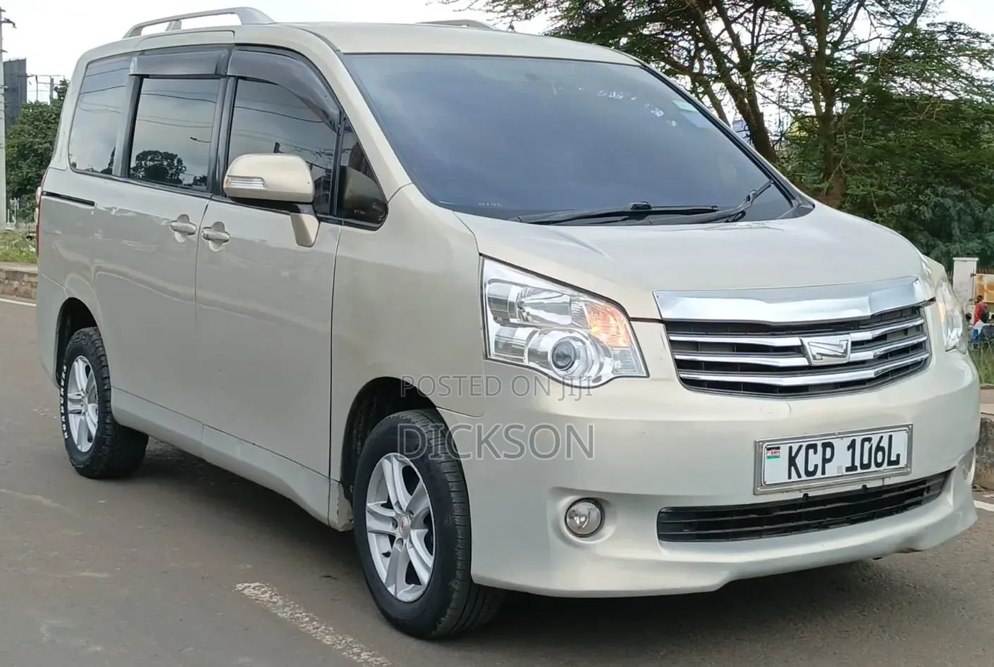 Toyota Noah 2011 Silver