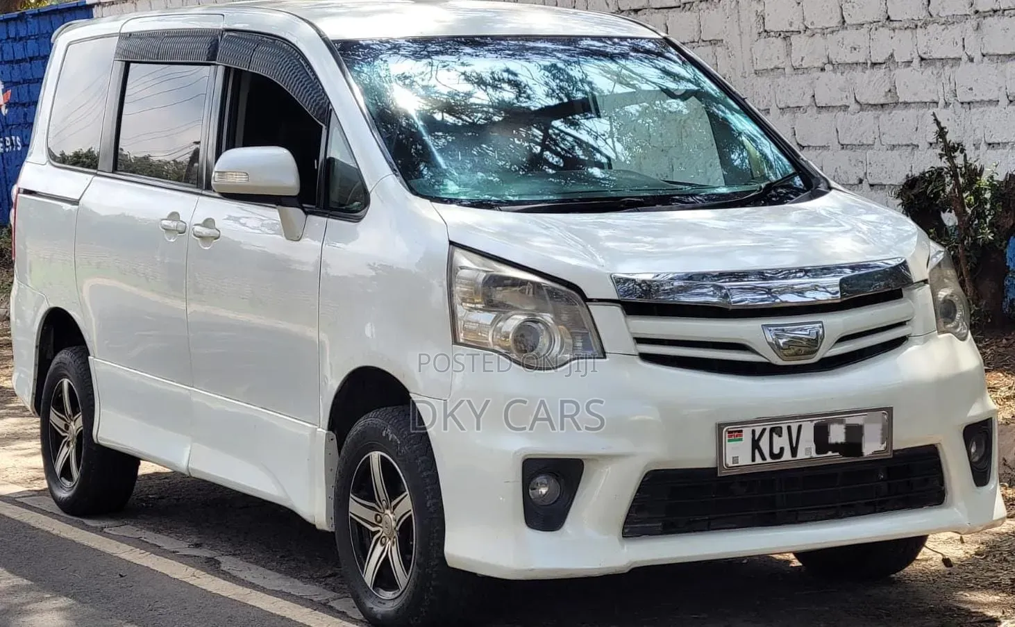 Toyota Noah 2012 White