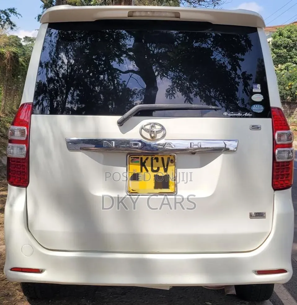 Toyota Noah 2012 White