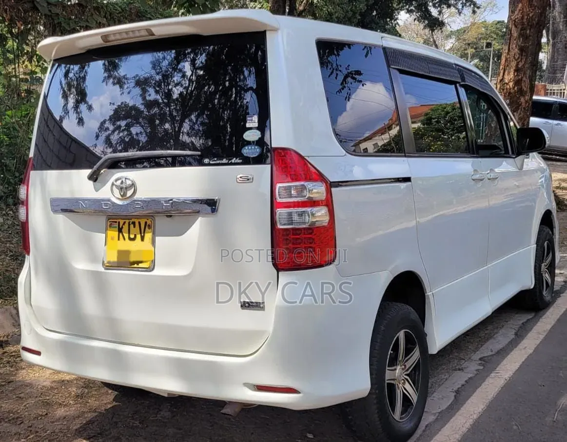 Toyota Noah 2012 White
