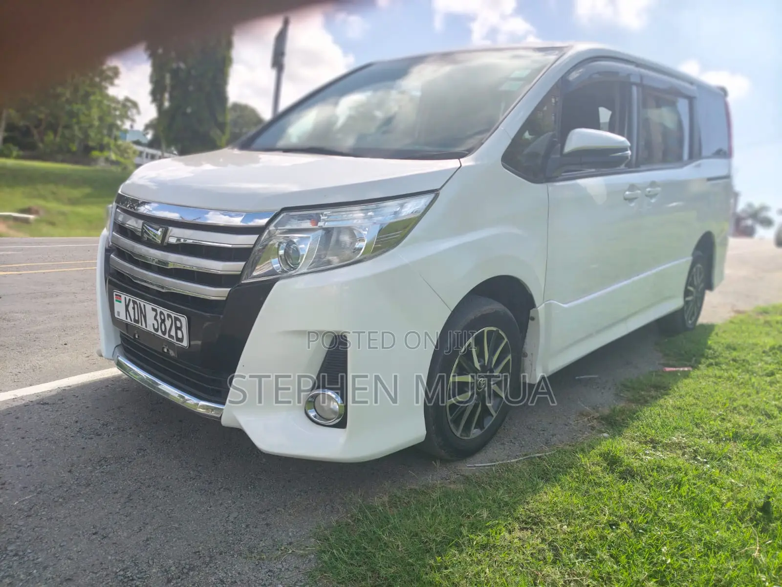 Toyota Noah 2.0 FWD (7 Seater) 2016 White