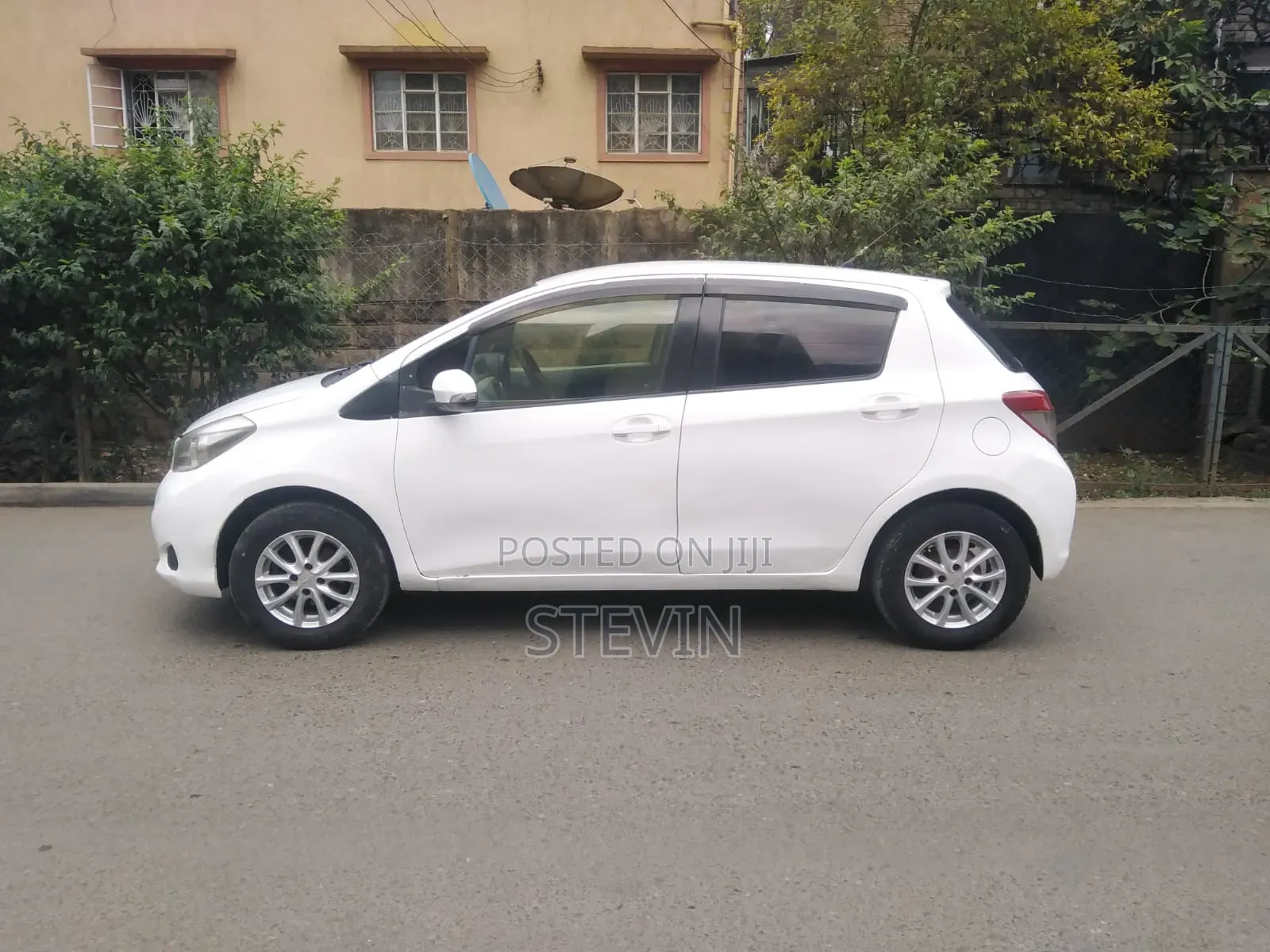 Toyota Vitz 2013 White