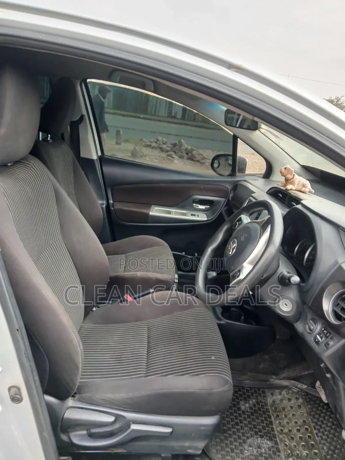 Toyota Vitz 2015 Silver