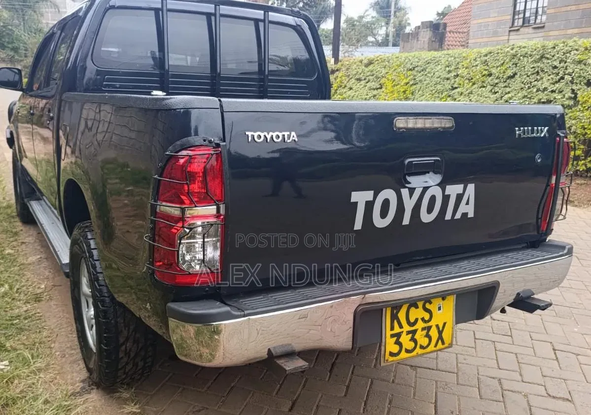 Toyota Hilux 2013 Black