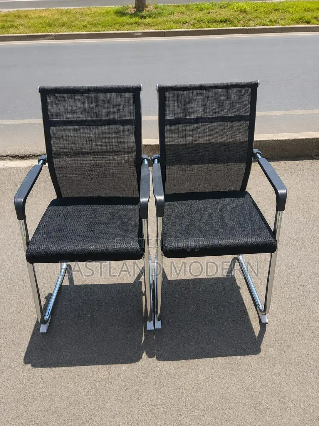 ErgonomicMesh Visitor Chair With Chrome Frame Office Reception Chair
