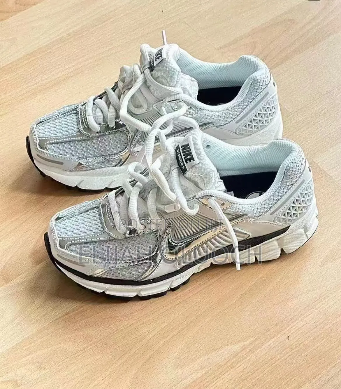 Nike Vomero 5 “ Silver “
High Quality 
Size 39-45