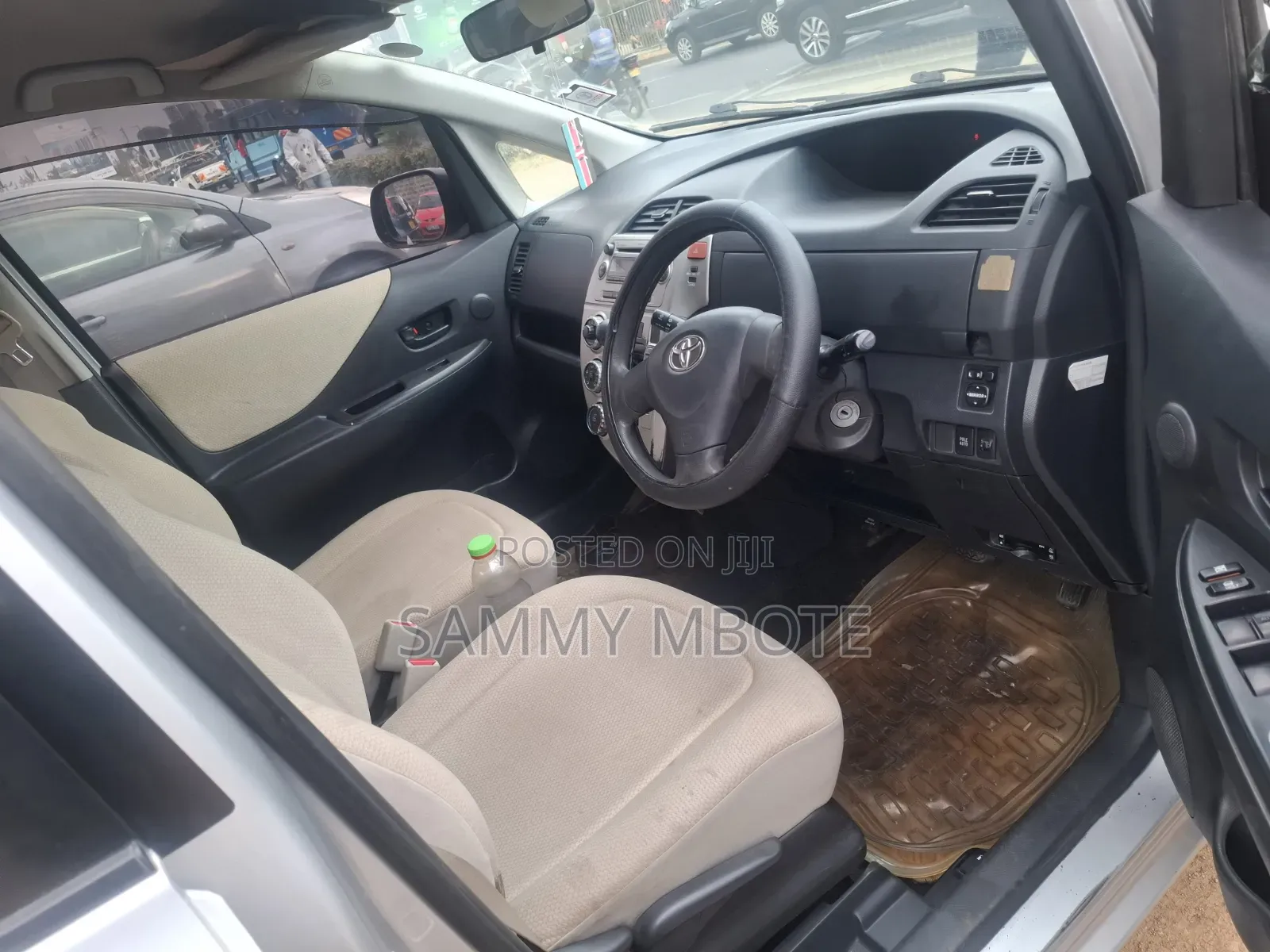Toyota Ractis 2010 Silver