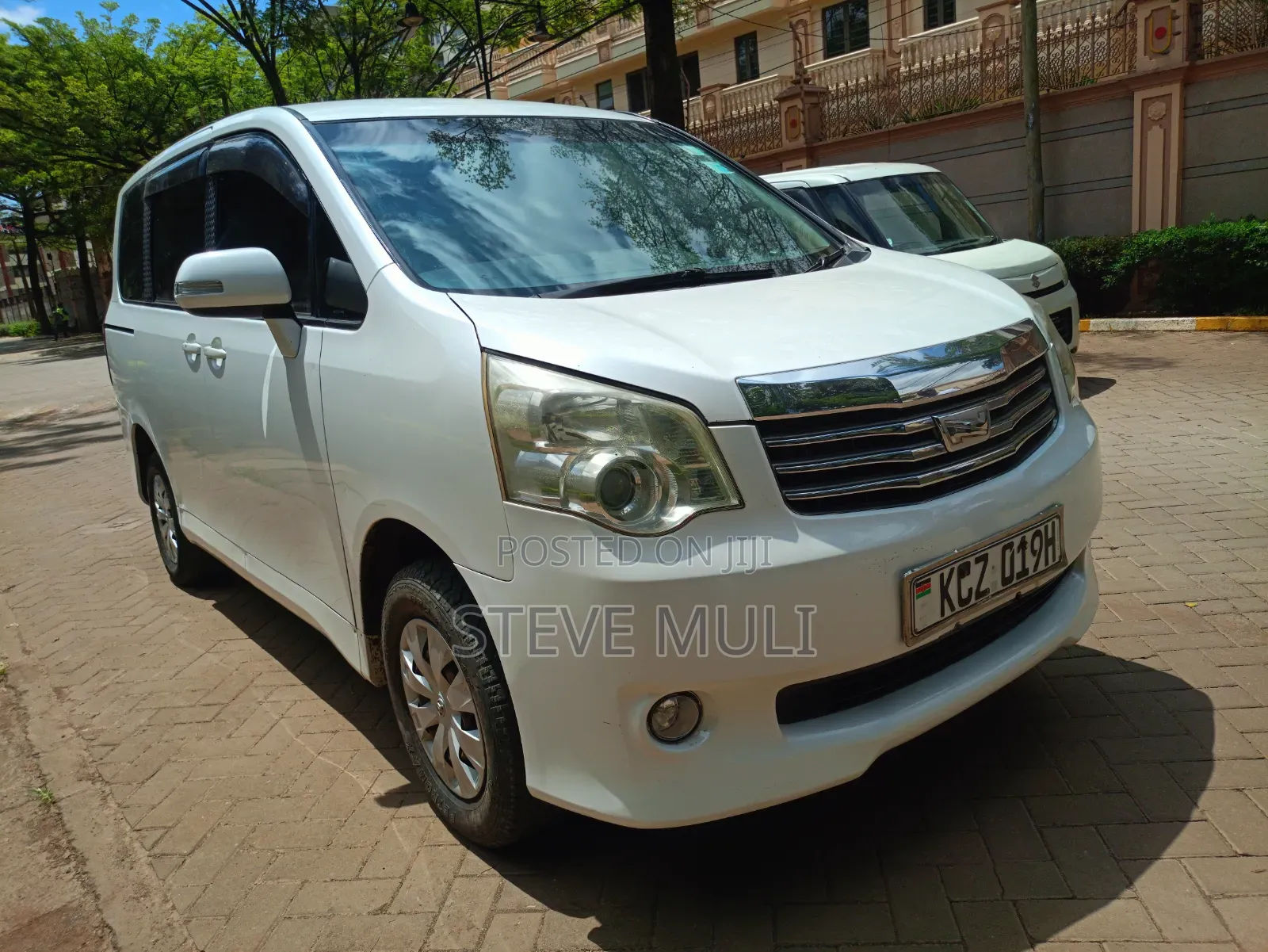 Toyota Noah 2012 White