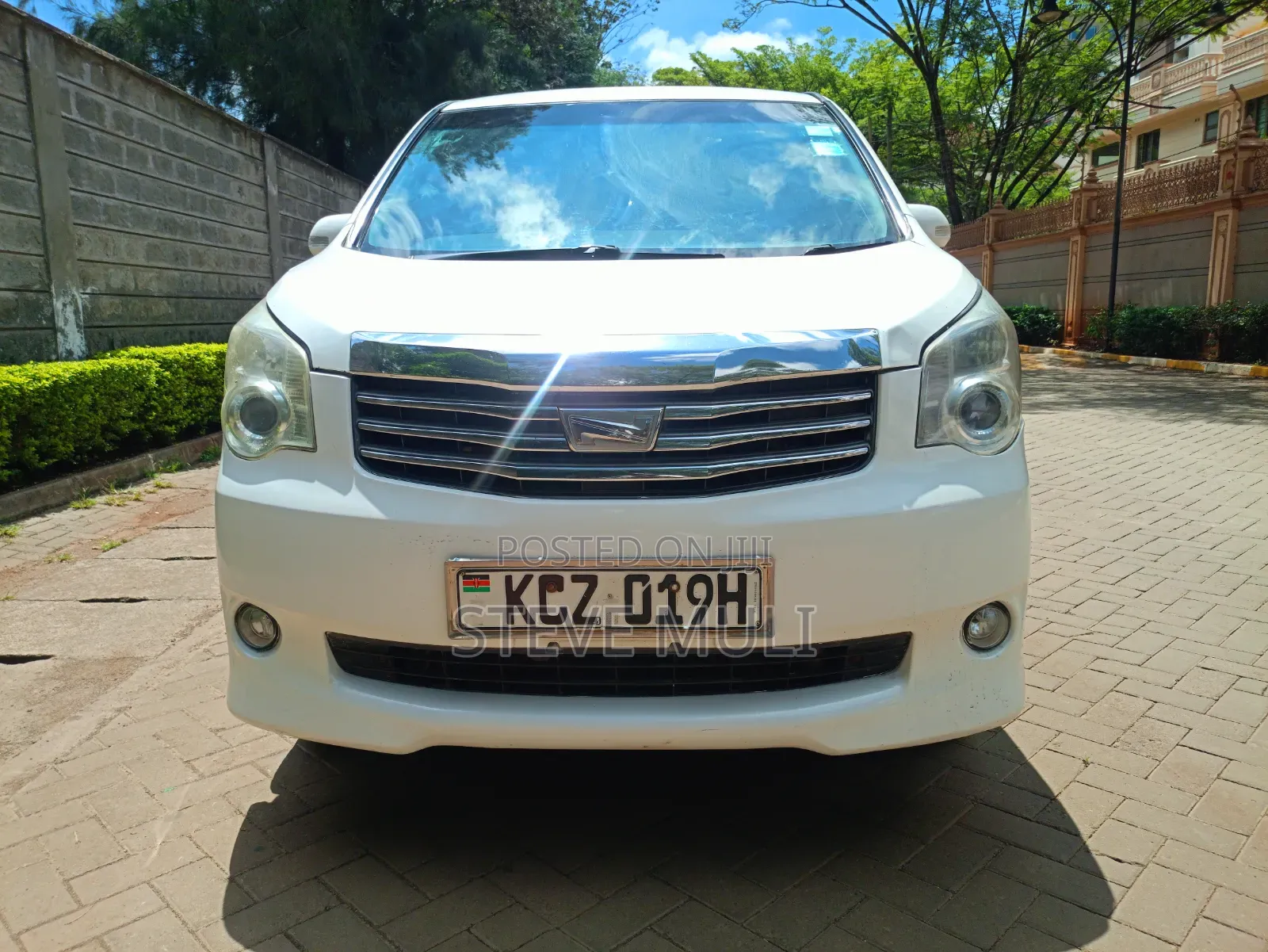 Toyota Noah 2012 White