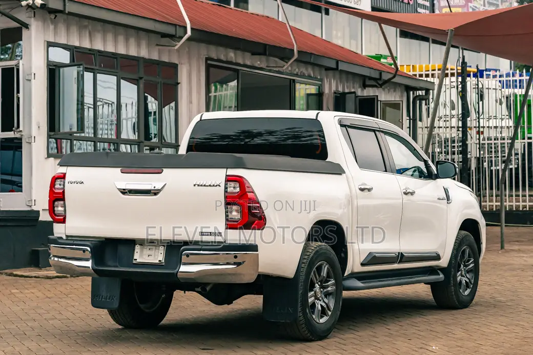 Toyota Hilux 2022 White