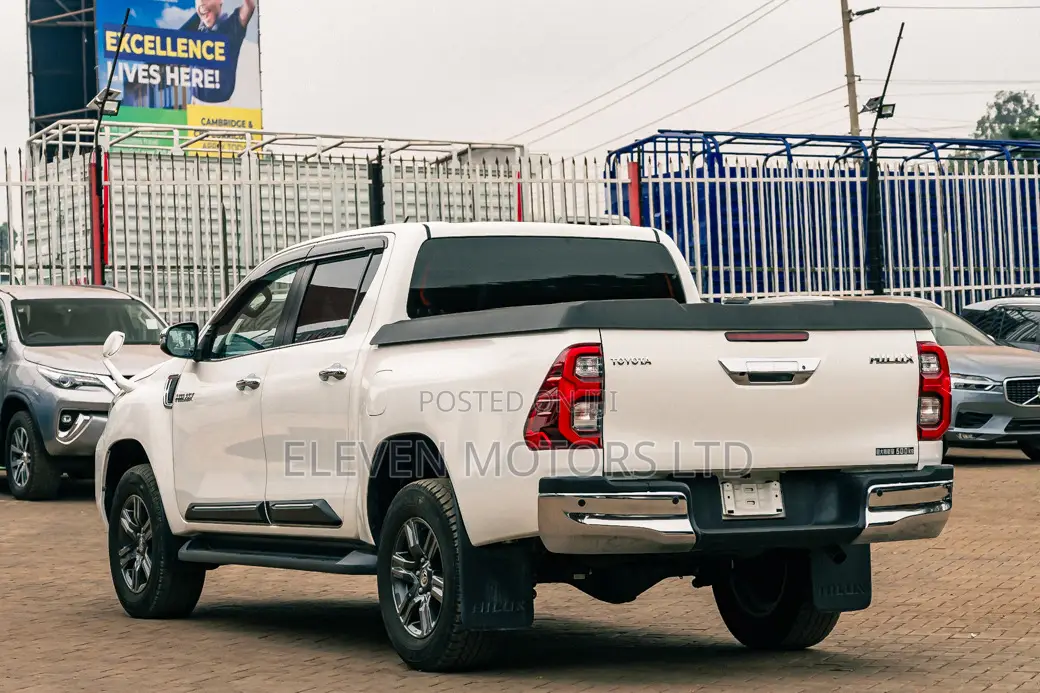 Toyota Hilux 2022 White