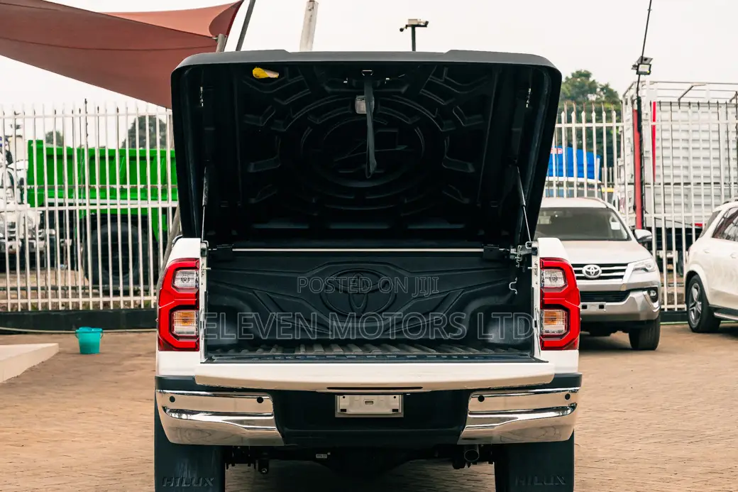 Toyota Hilux 2022 White