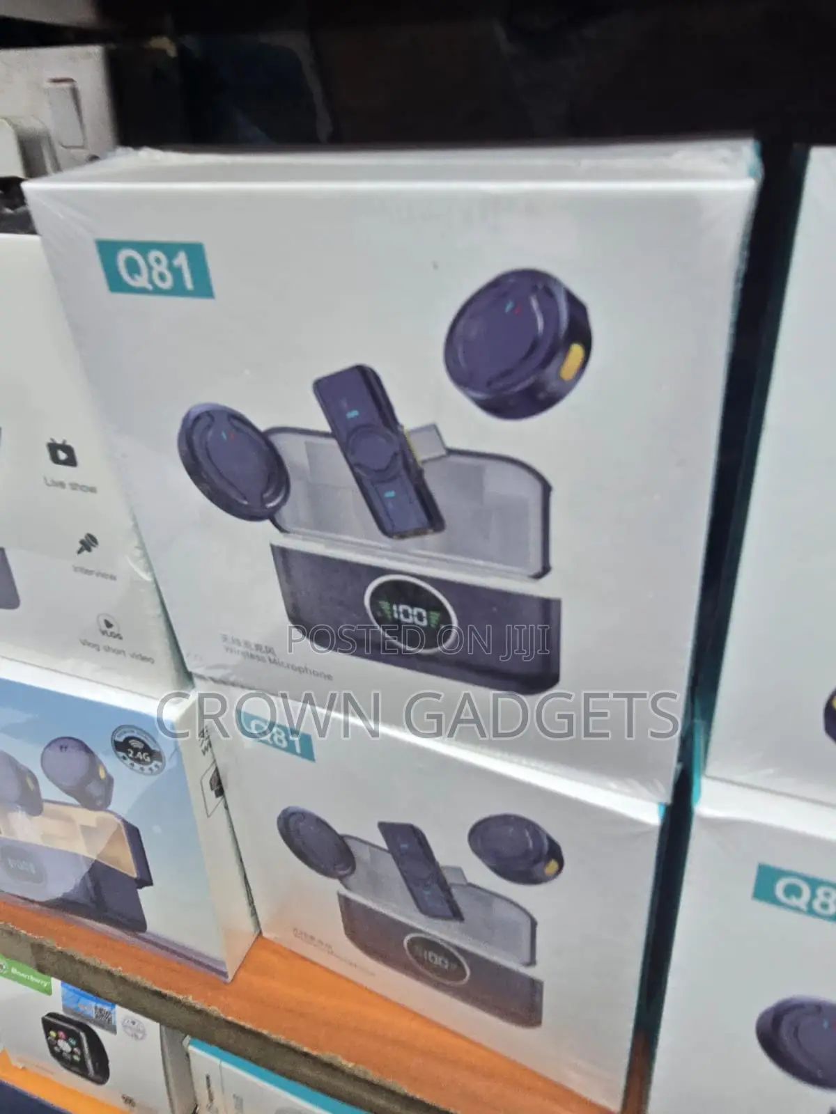Q81 Wireless Lavalier Microphone With Charging Case Display