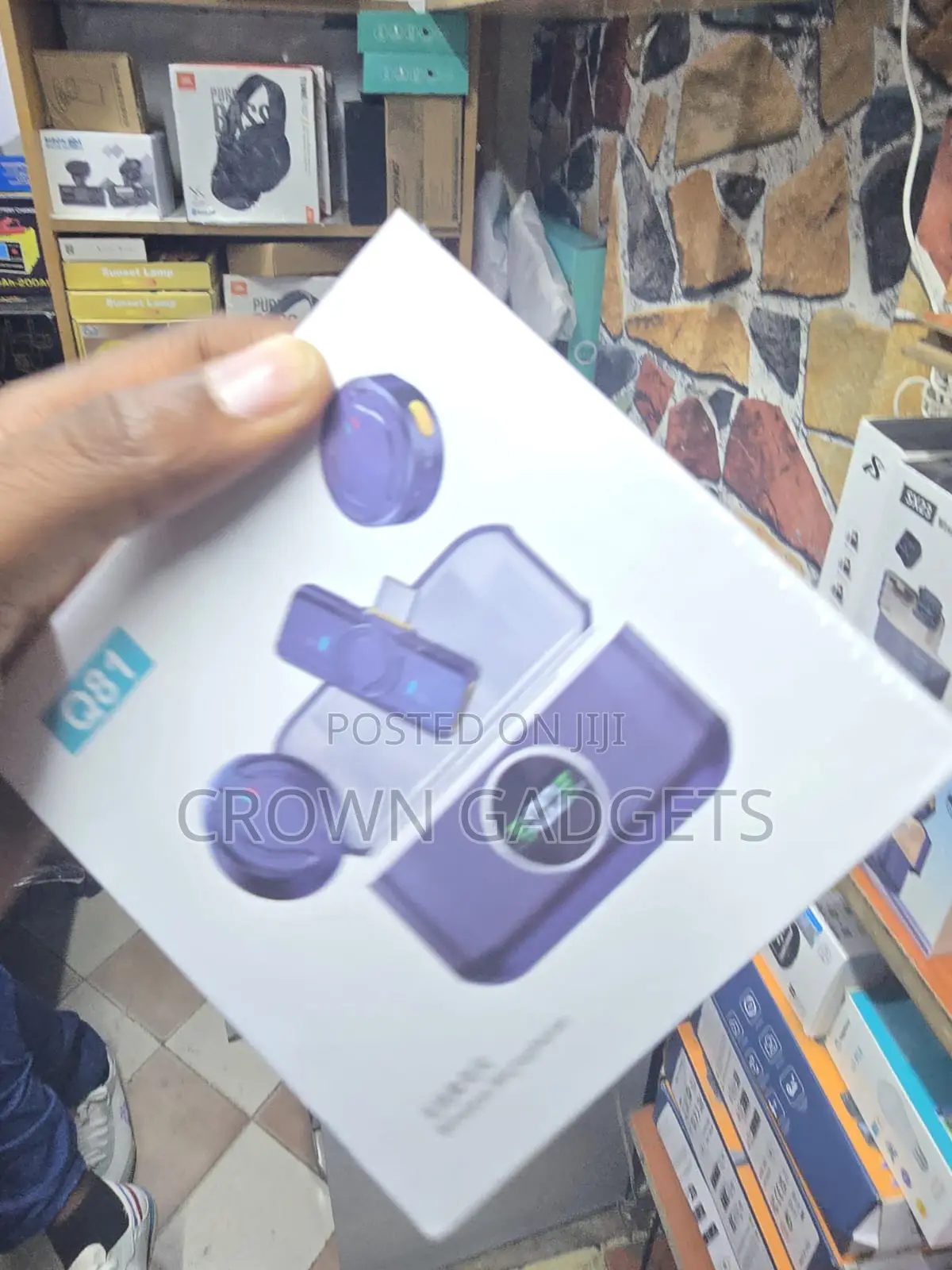 Q81 Wireless Lavalier Microphone With Charging Case Display