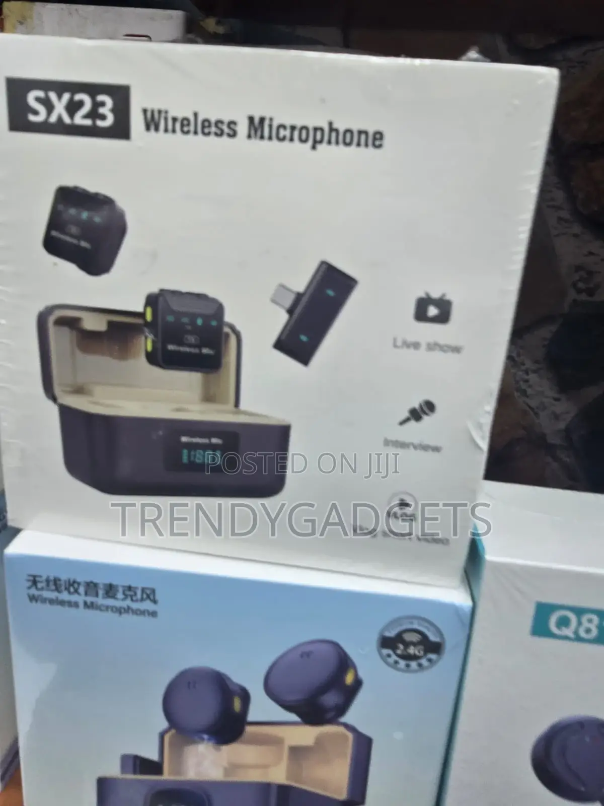 SX23 Wireless Lavalier Microphone With Charging Case Display