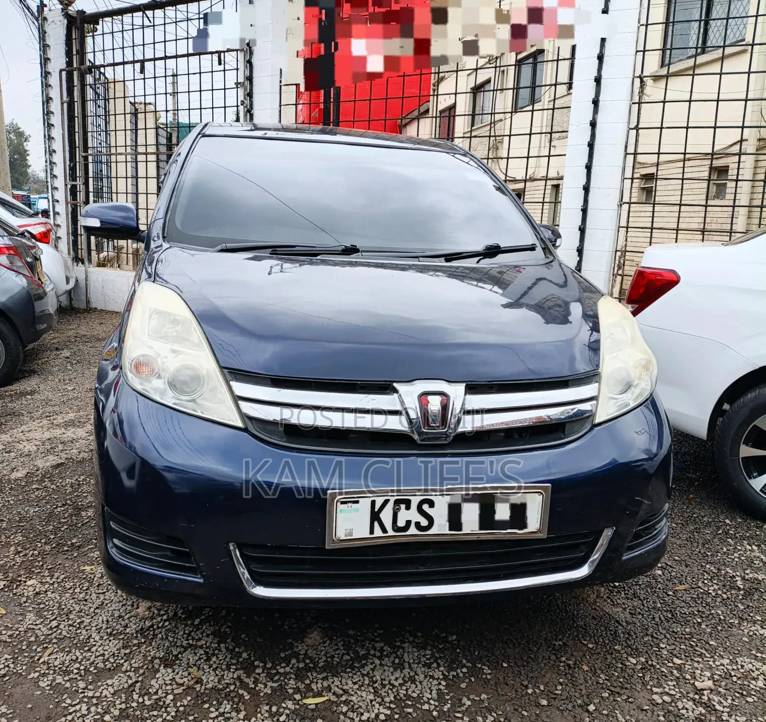 Toyota ISIS 2011 Blue