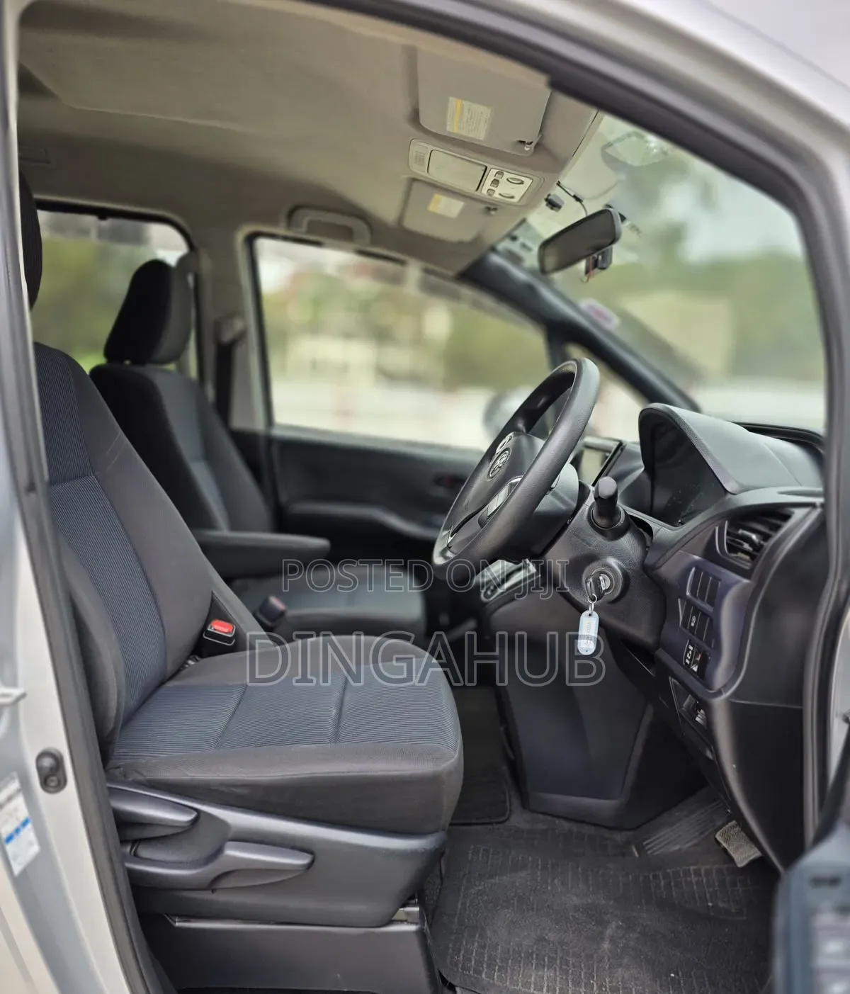 Toyota Voxy 2016 Silver