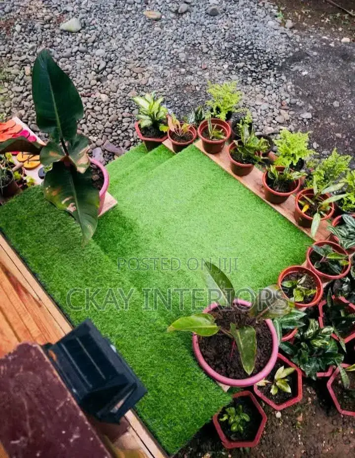House Outdoor Staircase, Artificial Green Grass Carpet