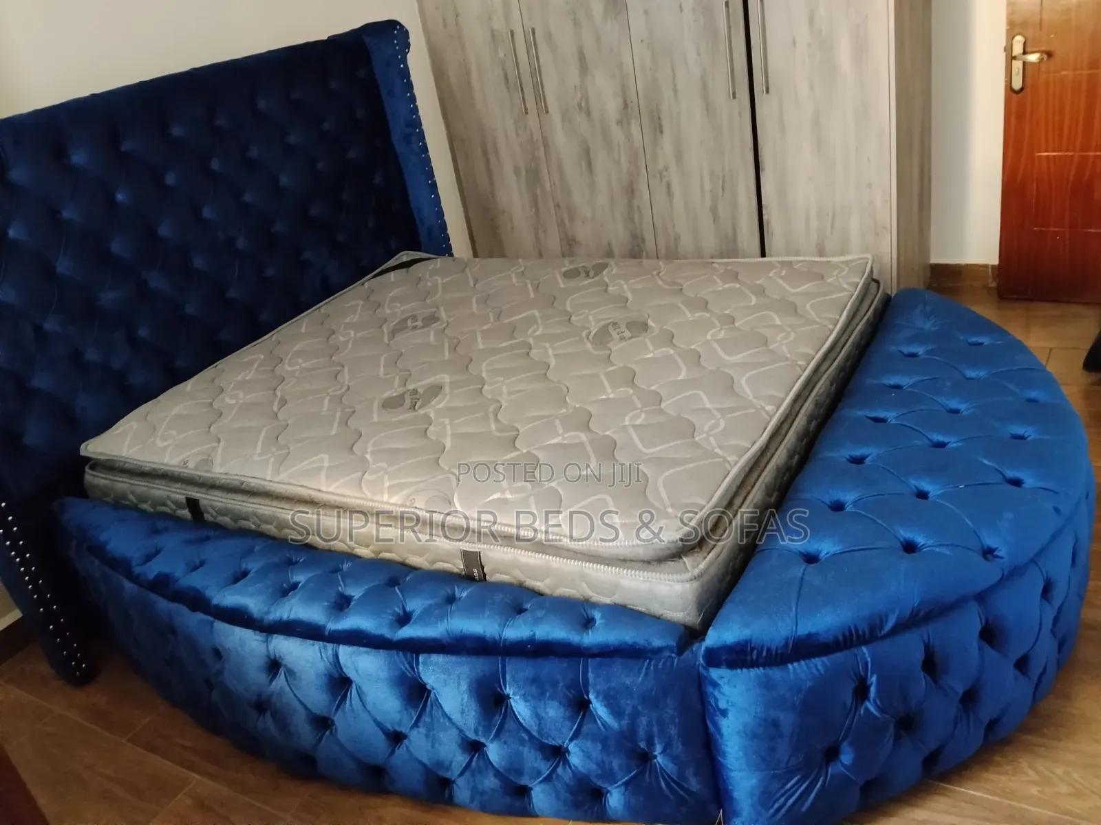 5x6 Elegant Dreamy Circular Upholstered Bed