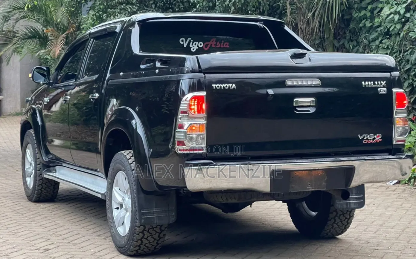 Toyota Hilux 2016 Black