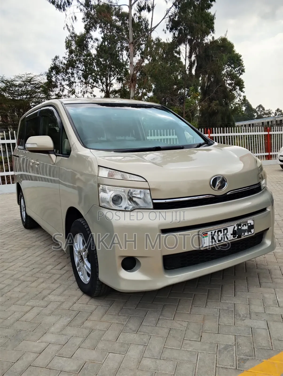 Toyota Noah 2012 Gold