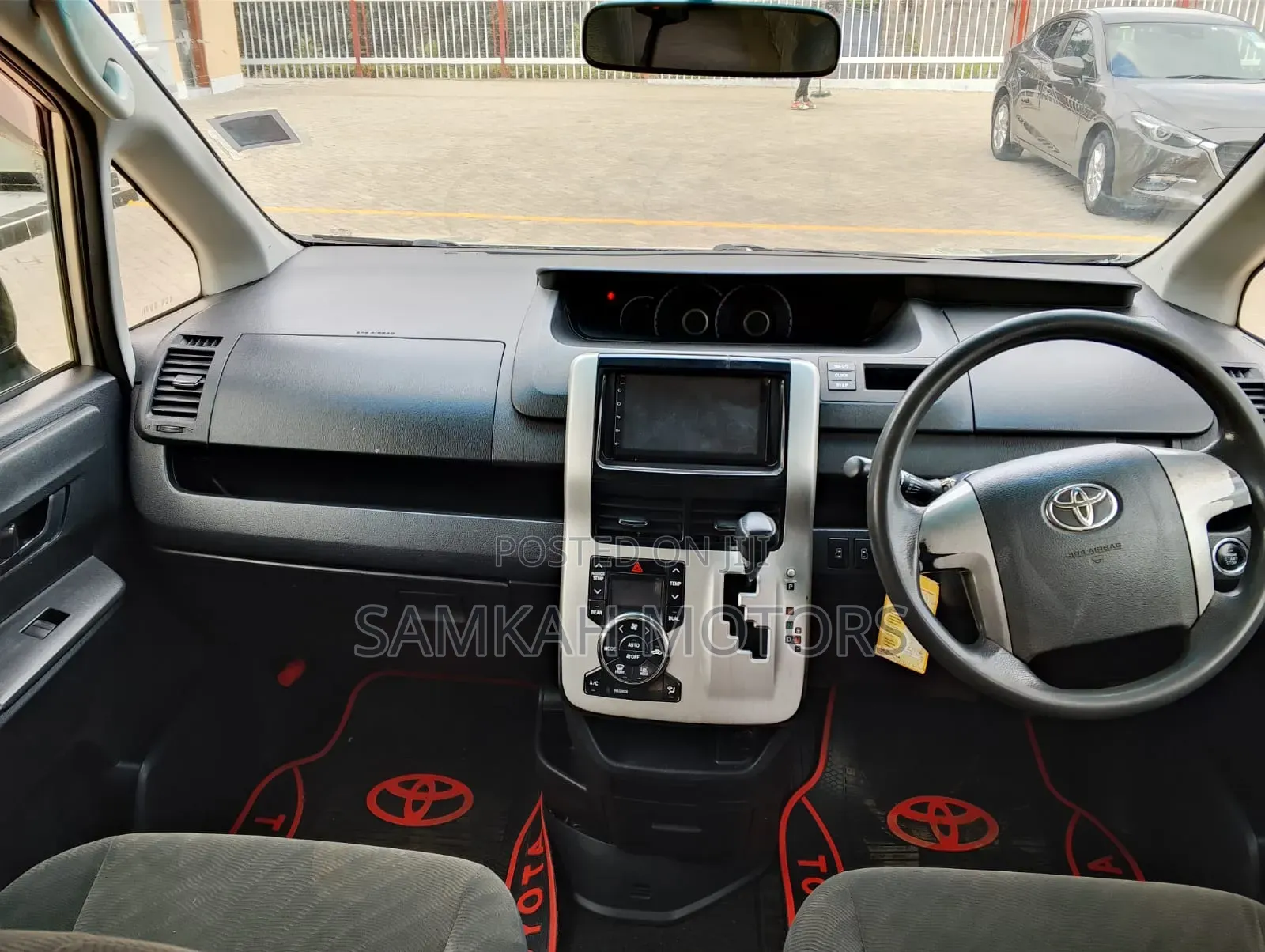 Toyota Noah 2012 Gold
