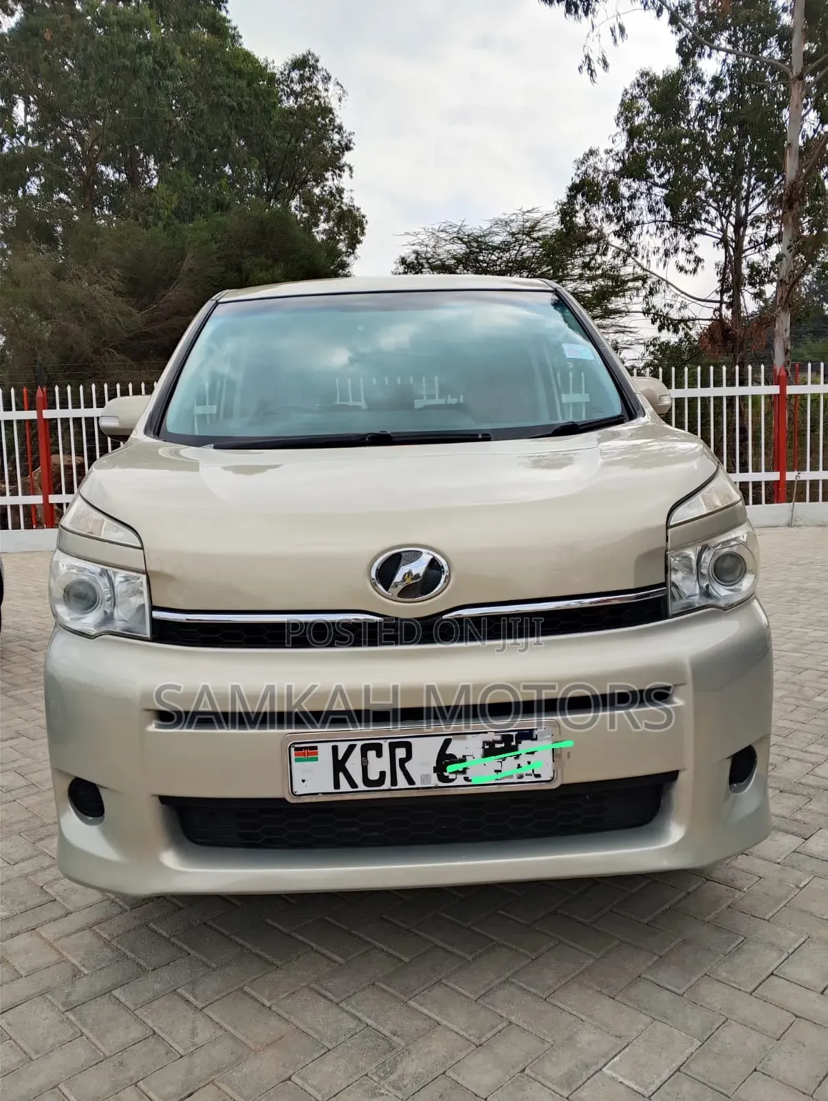 Toyota Noah 2012 Gold