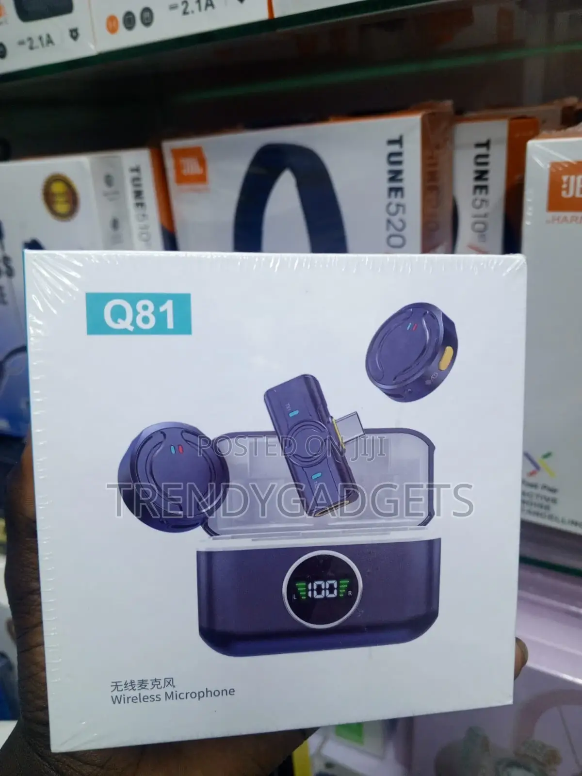 Q81 Portable Wireless Lavalier Mic With Digital Charging Case