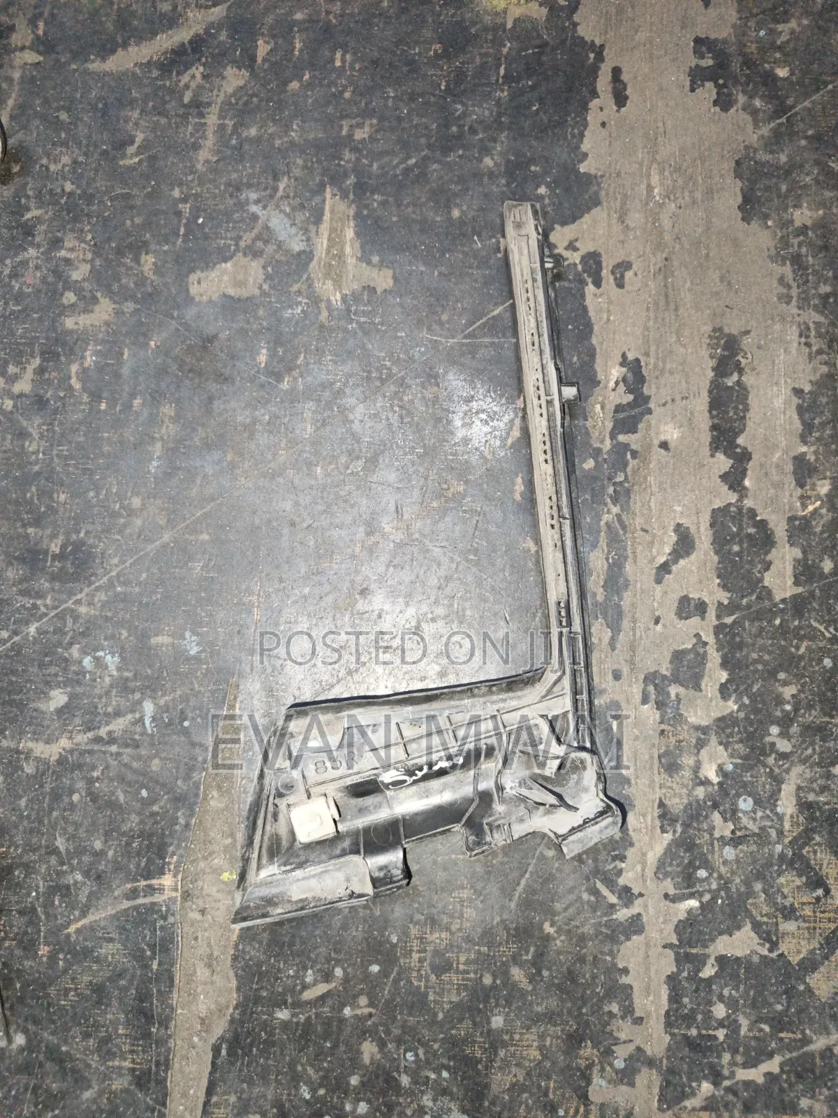 Toyota Vitz Juwera Windscreen Finisher R