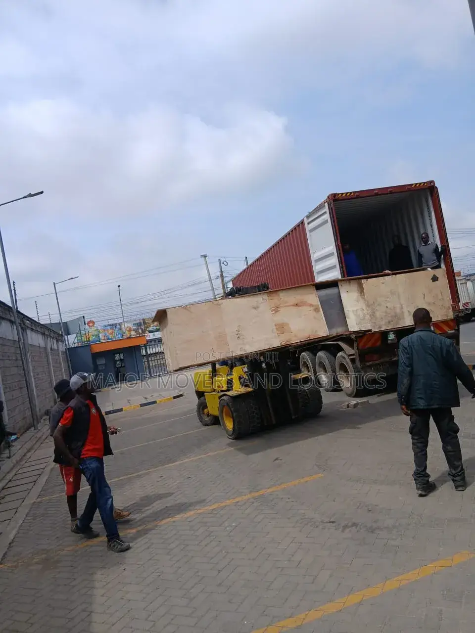 Reliable Safe Heavy Liftting Forklift Accessible for Service