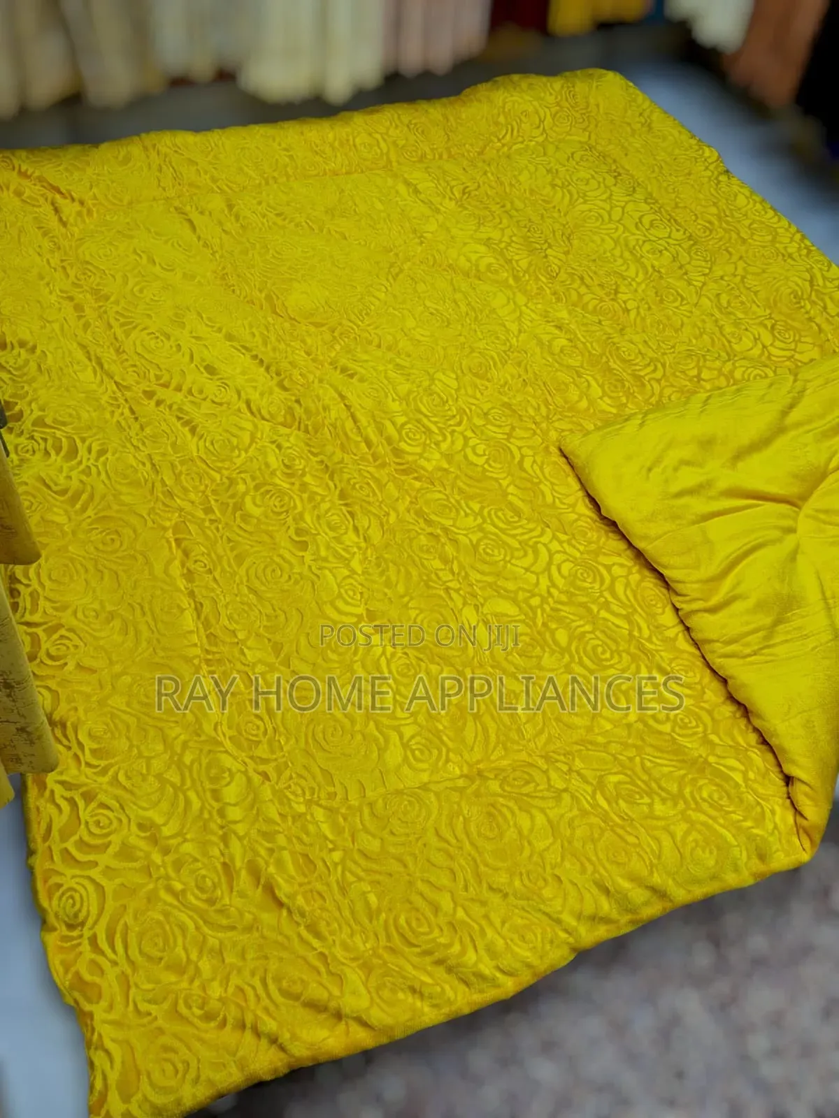 Plain Woolen Duvet 
Size: 6x6