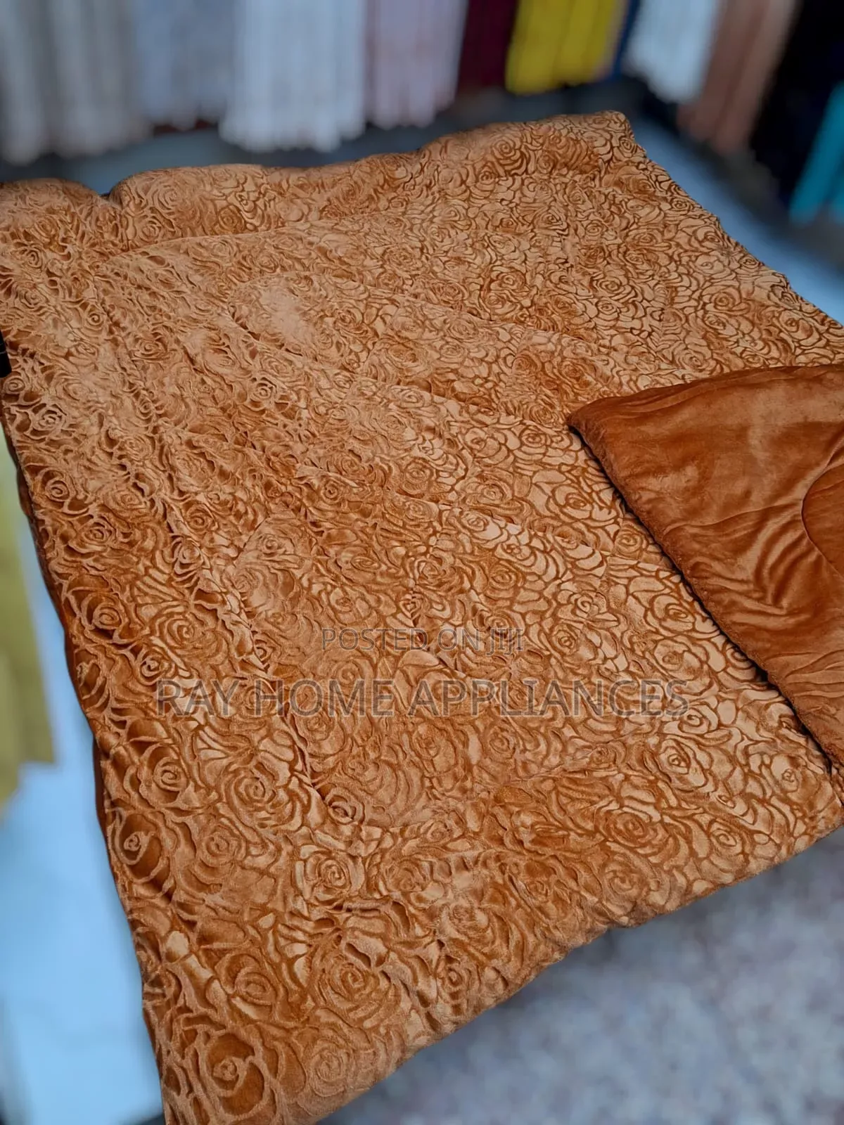Plain Woolen Duvet 
Size: 6x6
