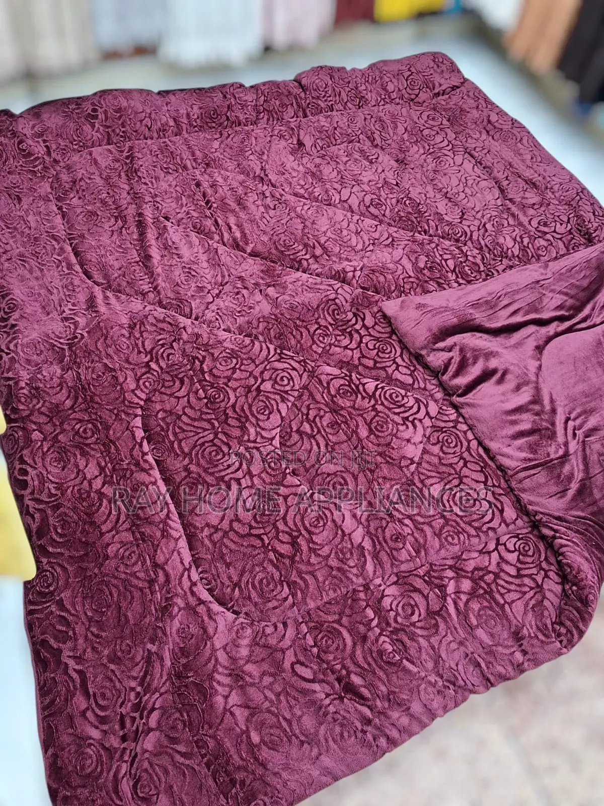 Plain Woolen Duvet 
Size: 6x6