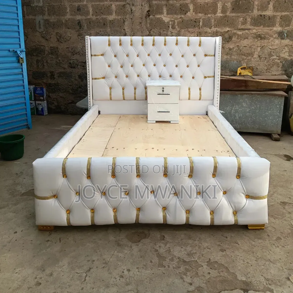Modern Executive Bed, Size 5 by 6 With a Side Drawer