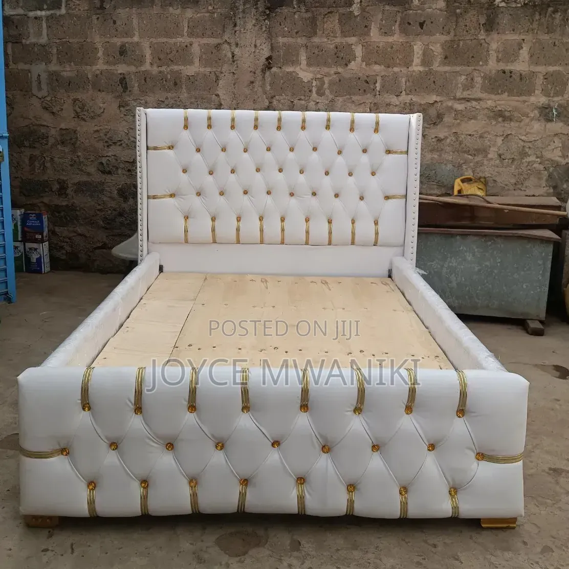Modern Executive Bed, Size 5 by 6 With a Side Drawer