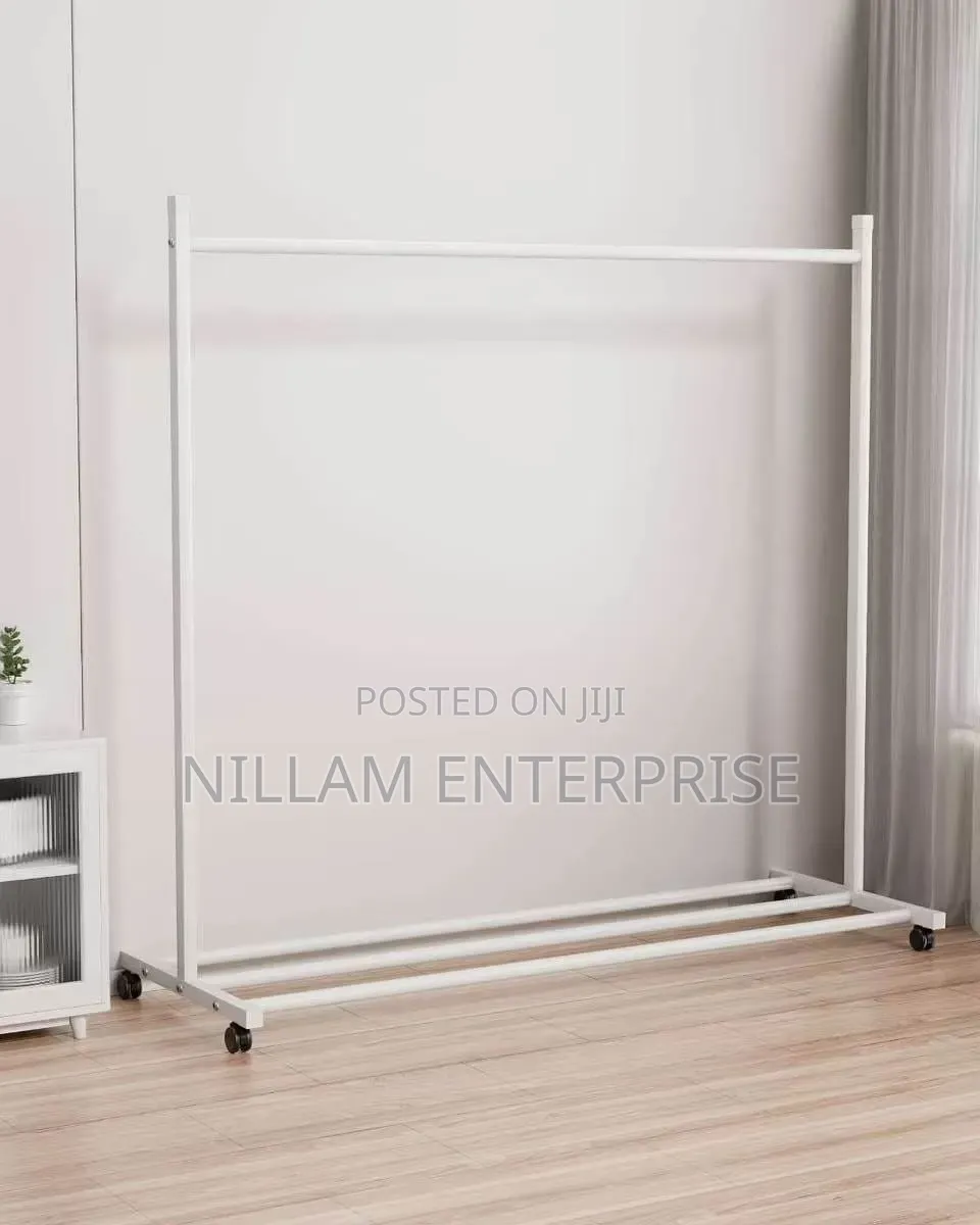 Spacious Hanging Rail for Displaying Clothes*