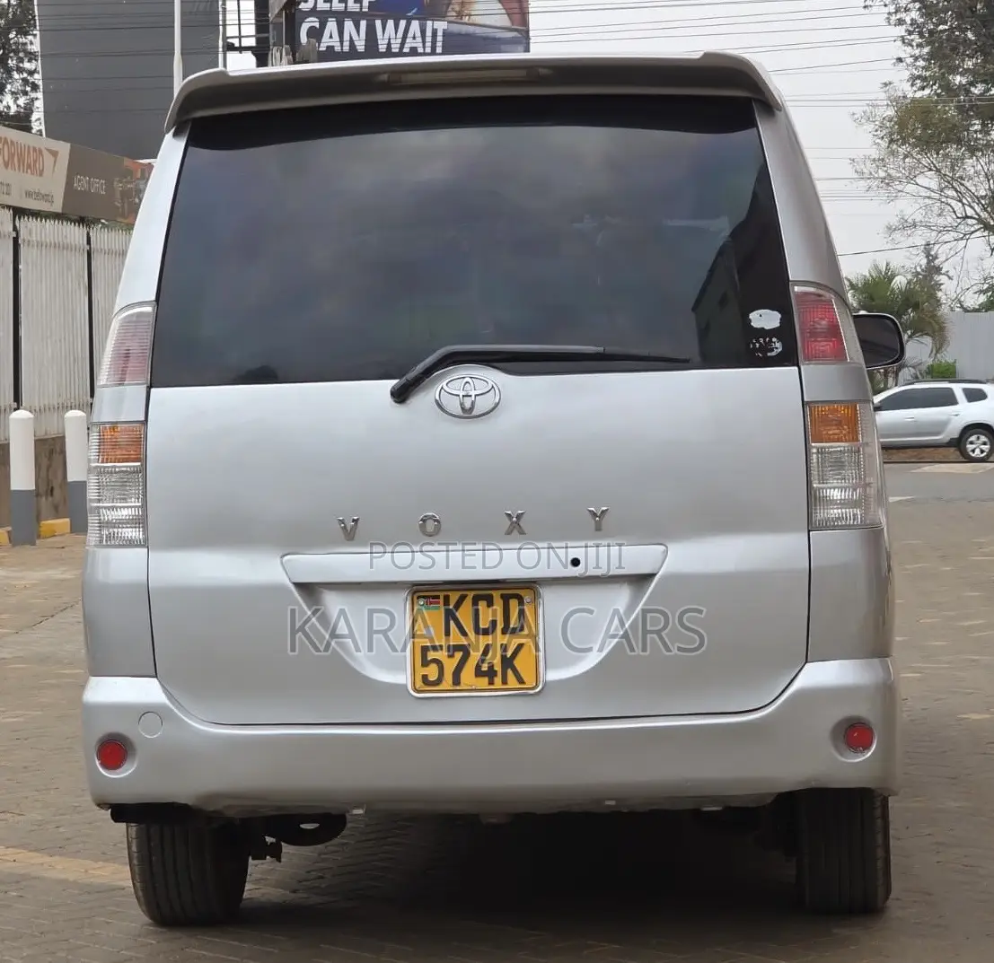 Toyota Voxy 2006 Silver