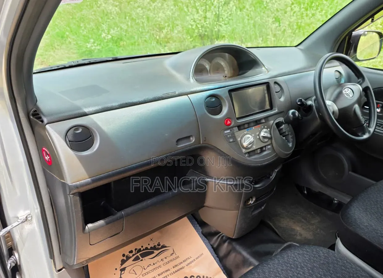 Toyota Sienta 2010 Silver