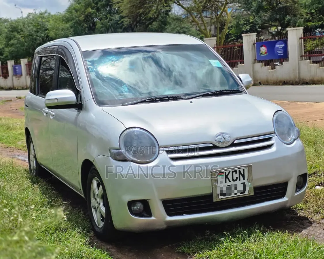 Toyota Sienta 2010 Silver