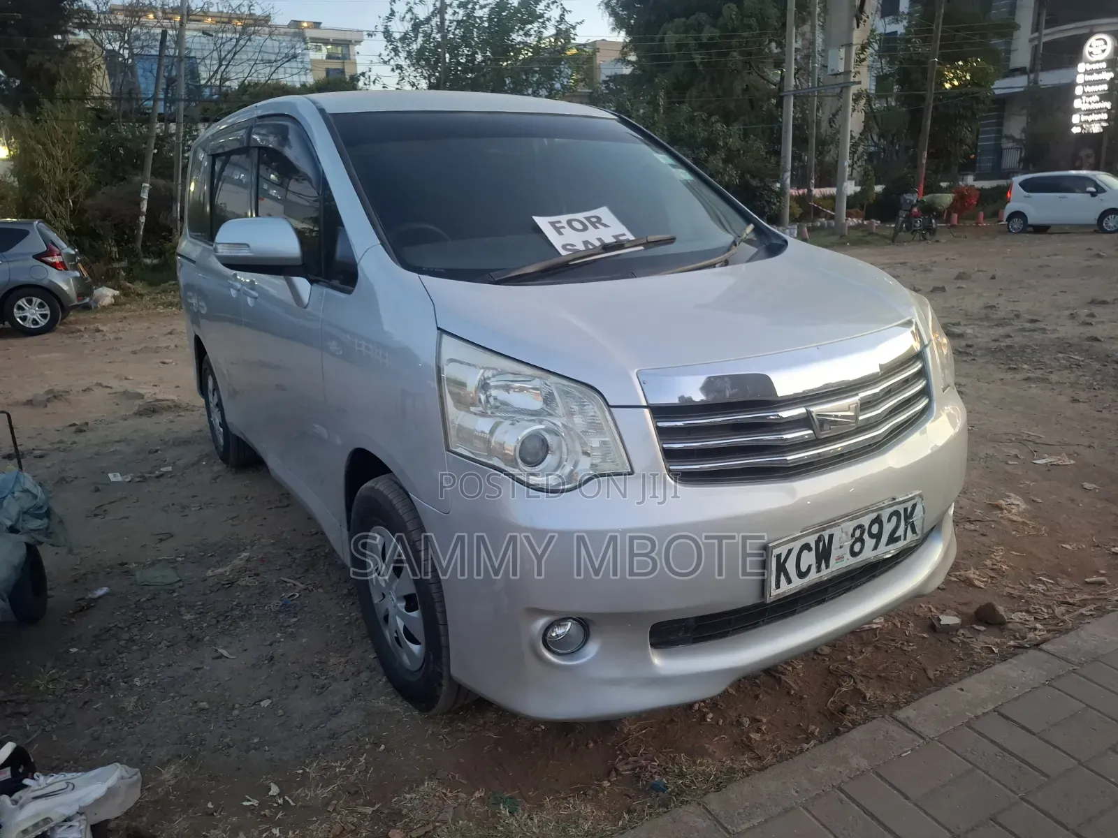 Toyota Noah 2013 Silver