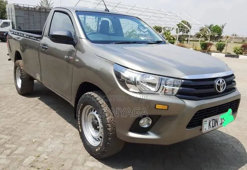 Toyota Hilux 2023 Gray